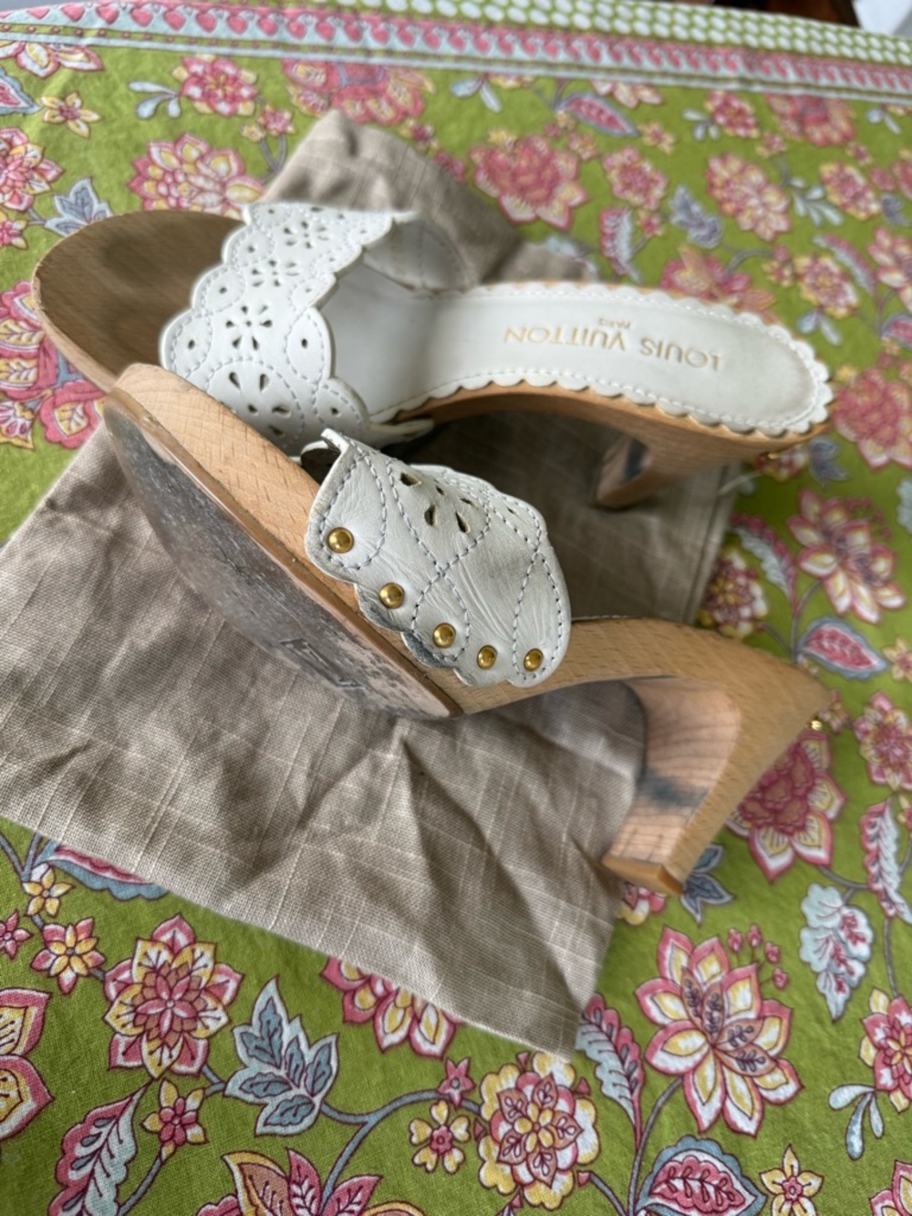 Louis Vuitton White Scalloped Laser-Cut Leather Mules - Picture 4 of 5